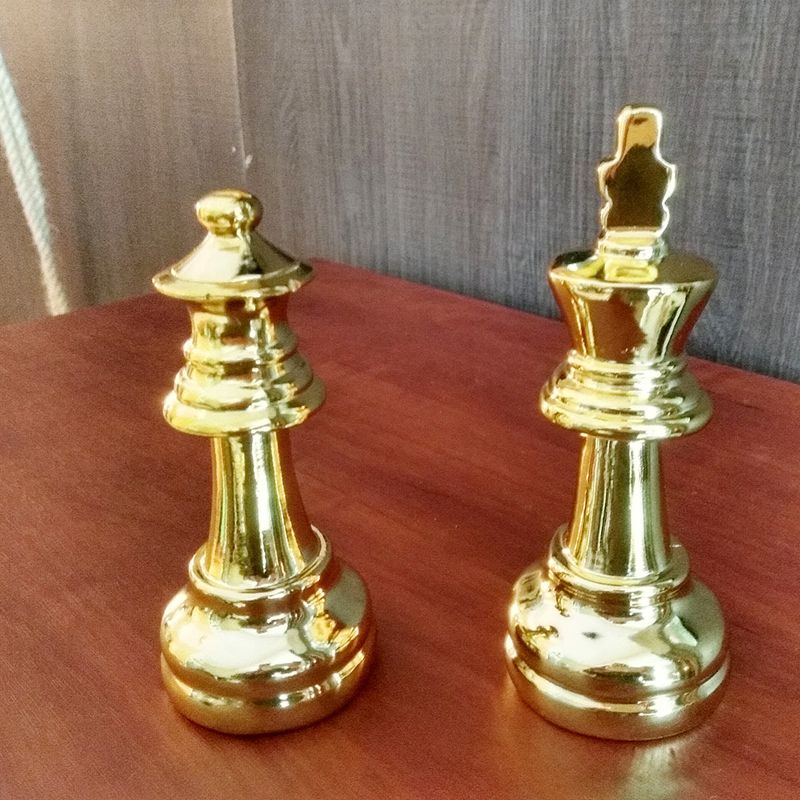 Estatuetas Rei e Rainha de Xadrez Dourado 2 Peças Verito - Shop Coopera
