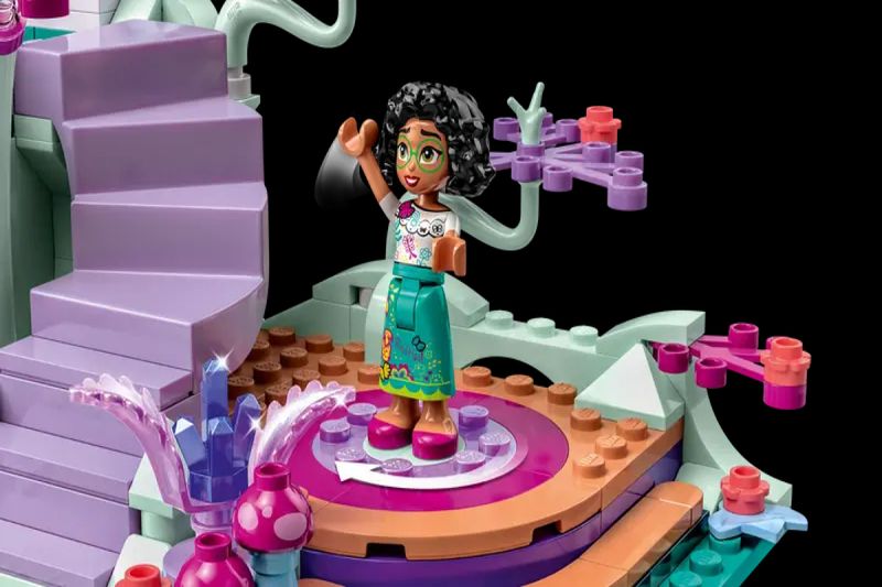 LEGO - Vaiana - Casa da árvore encantada com mini bonecas, brinquedo de  construção de 2 níveis 43215, LEGO PRINCESAS