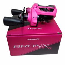 Carretilha para Pesca Maruri BRONX PINK 11R Carretel Fundo - DIREITA