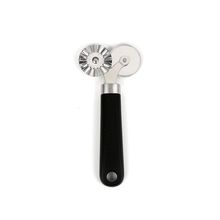 Cortador de Massa Duplo Pastel e Pizza Carretilha em Inox com Cabo Preto