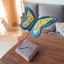 Escultura Borboleta em madeira com Pedestal