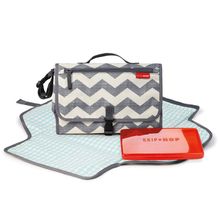 Trocador de fralda portátil On The Go Chevron - SKip Hop