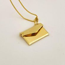 Colar relicário Carta Banhado a ouro 18k