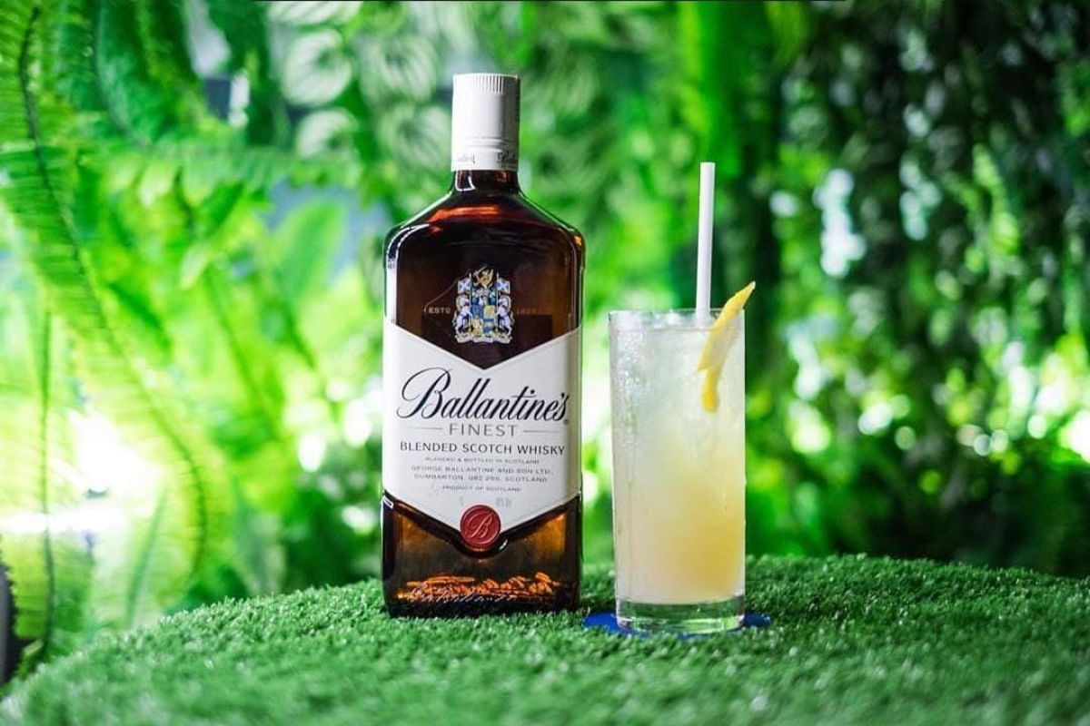 古酒　Ballantine’s ＆ Johnnie Walker Whisky Ballantine's Finest 8 Anos - 1L - Bebidas BH Delivery