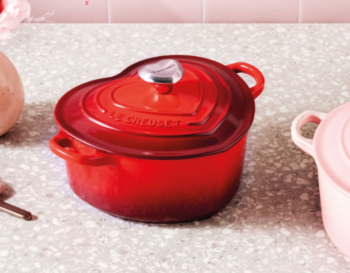 PANELA LE CREUSET CORAÇÃO TRADITION COM PEGADOR CORAÇÃO VERMELHO EM FERRO FUNDIDO 20CM  21401200602455
