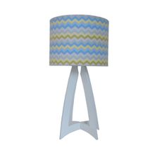 Abajur Mesa Base Madeira Branca E Cúpula Chevron Colorida Bivolt