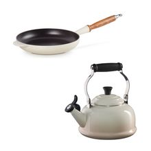 KIT LE CREUSET FRIGIDEIRA C/ CABO DE MADEIRA 24CM MERINGU E CHALEIRA TRADICIONAL 1,6L COM APITO MERINGUE