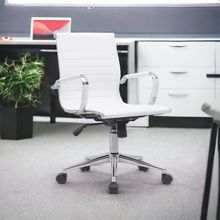 Cadeira de Escritório Cadeira Diretor Charles Eames Diretor Couro Natural Base com Rodízios Branco